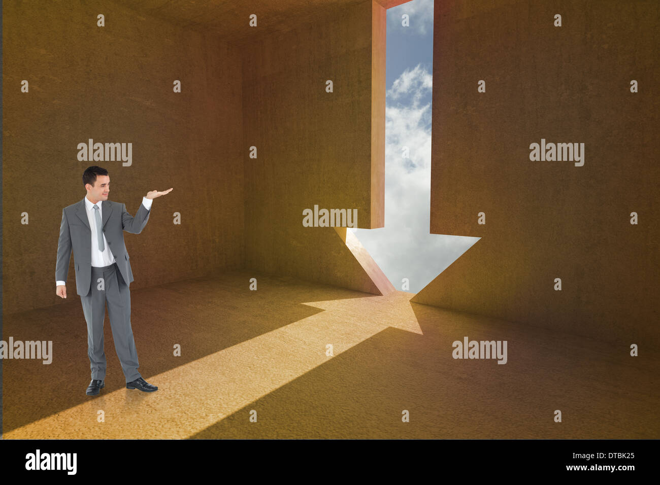 Zusammengesetztes Bild des Geschäftsmannes betrachten was er vorstellt Stockfoto