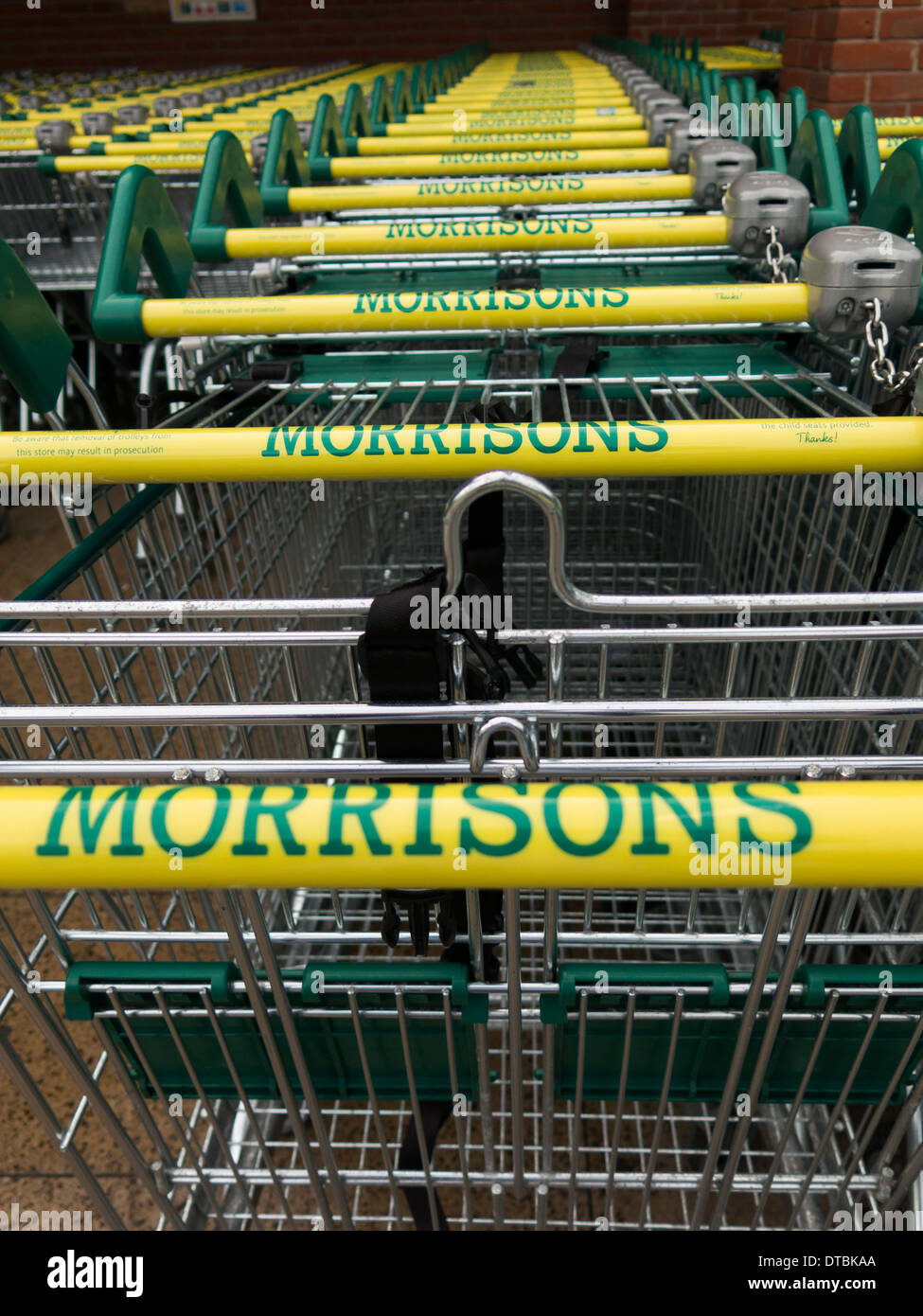 Reihen von Morrisons Einkaufswagen gestapelt Stockfoto