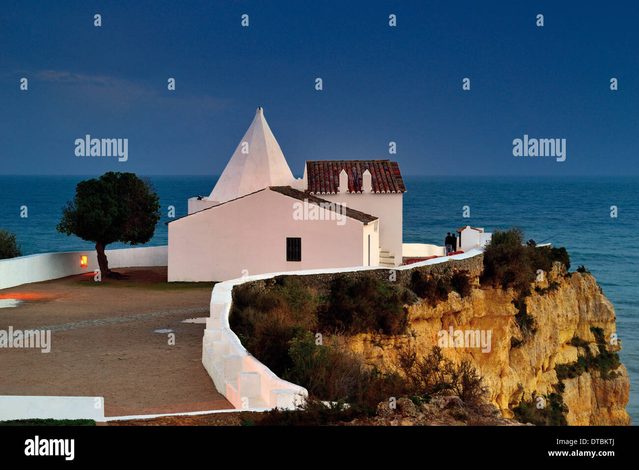 Portugal, Algarve: Nächtliche Blick auf mittelalterliche Kapelle Nossa Senhora da Rocha in Armacao de Pera Stockfoto