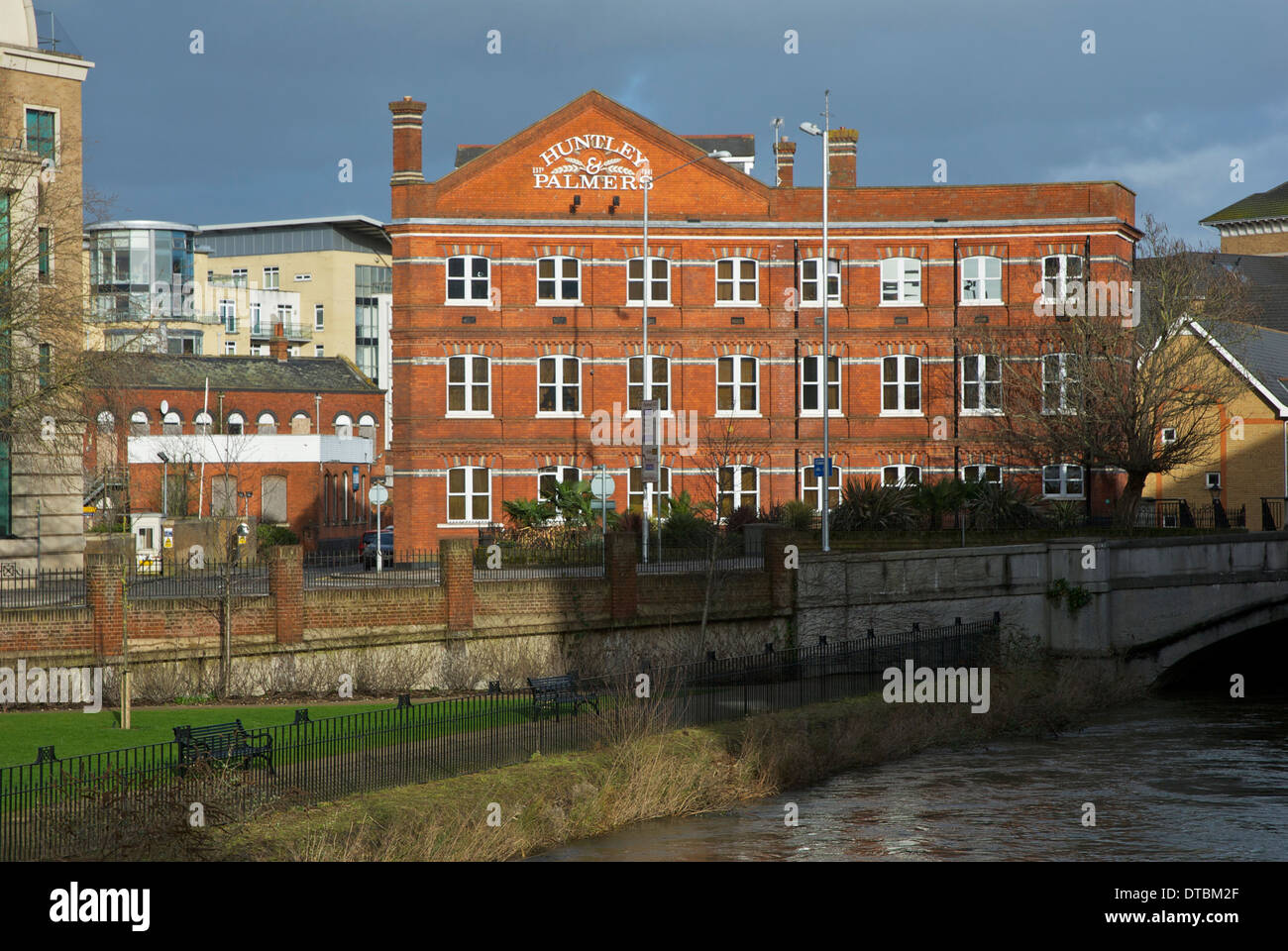Die alten Huntley & Palmers Keks Fabrik, mit Blick auf die Kennet und Avon Kanal, lesen, Berkshire, England UK Stockfoto