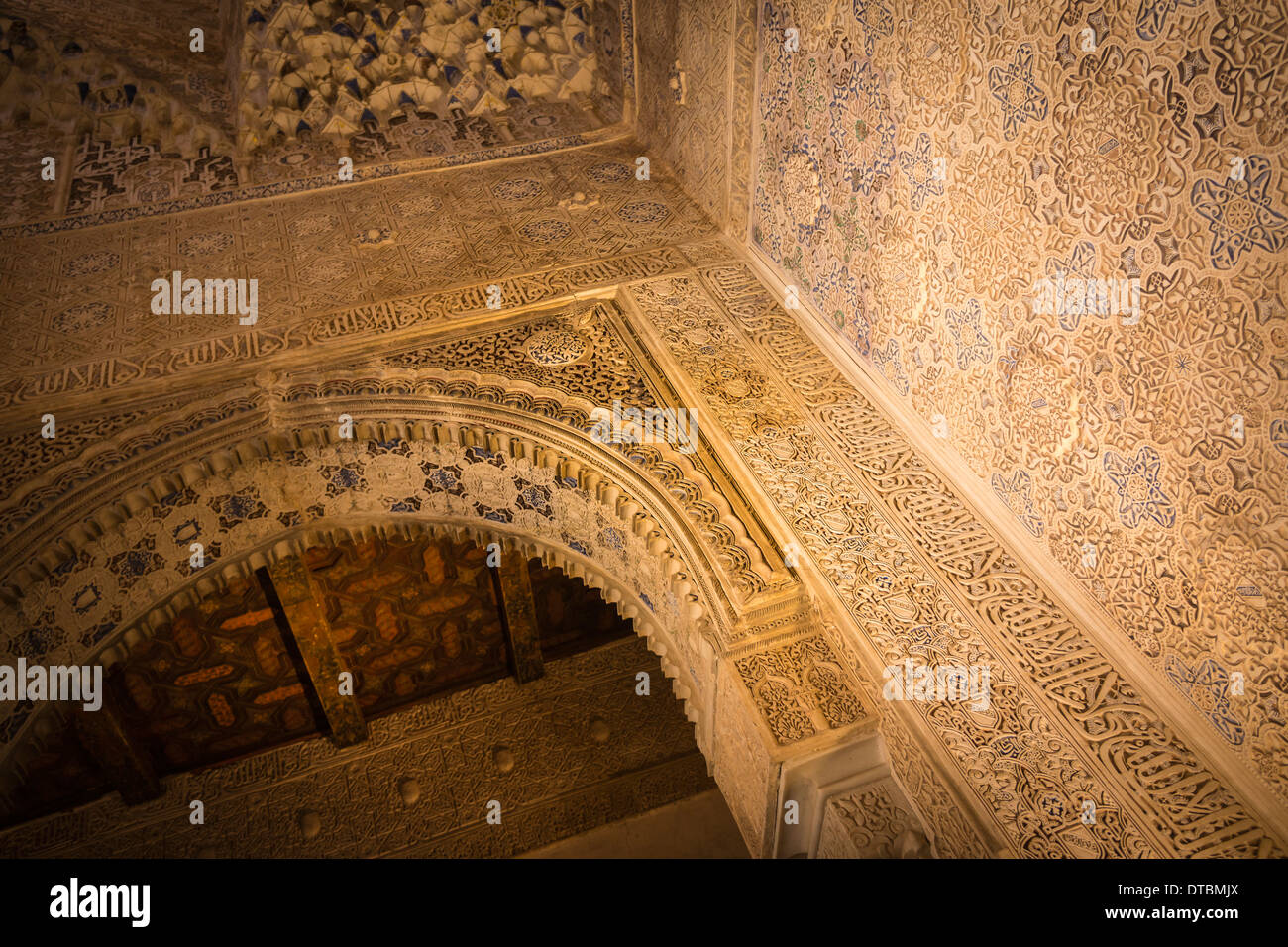Einer der vielen kunstvollen Strukturen im schönen Palast und Gärten im Alhambra in Granada, Andalusien, Südspanien. Stockfoto