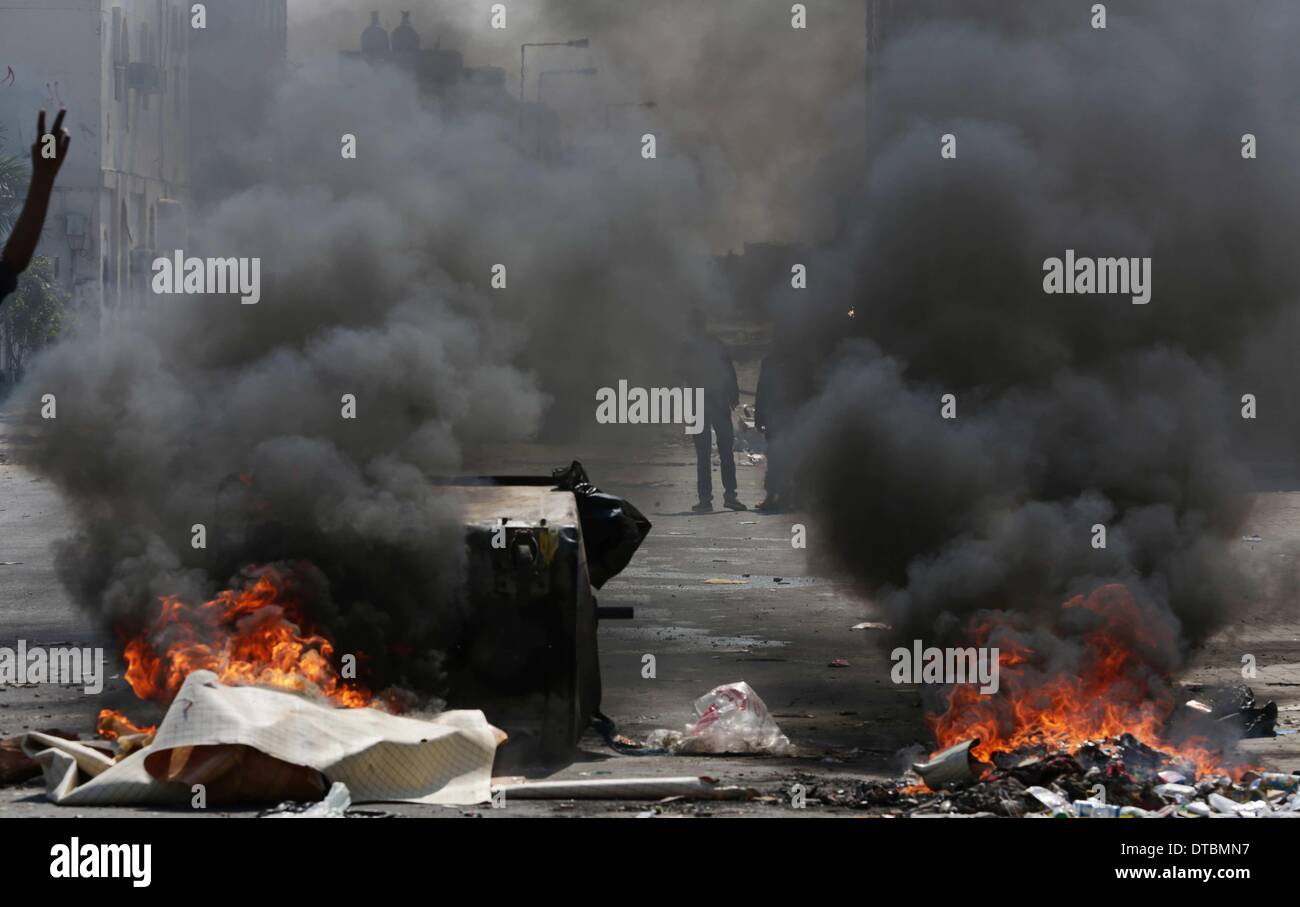 Manama, Bahrain. 13. Februar 2014. Bahrains schiitischen Jugend brennen Mülltonnen in der Vorstadt von Manama, Hauptstadt von Bahrain, 13. Februar 2014. Die Demonstrationen kam einen Tag vor dem dritten Jahrestag der Bahrains 14. Februar 2011 Proteste, wo gingen Tausende von Menschen auf die Straße in nie dagewesene Zahl fordern politische Reformen in der Mehrheit-schiitischen Land von einer mächtigen sunnitischen Partei regiert. Bildnachweis: Hasan Jamali/Xinhua/Alamy Live-Nachrichten Stockfoto