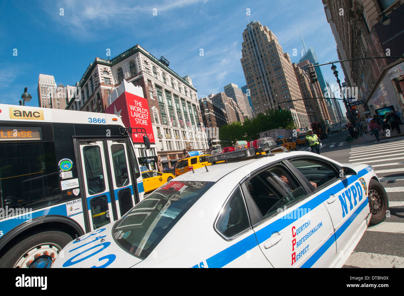 Ein NYPD Auto in Midtown Manhattan New York City, USA Stockfoto