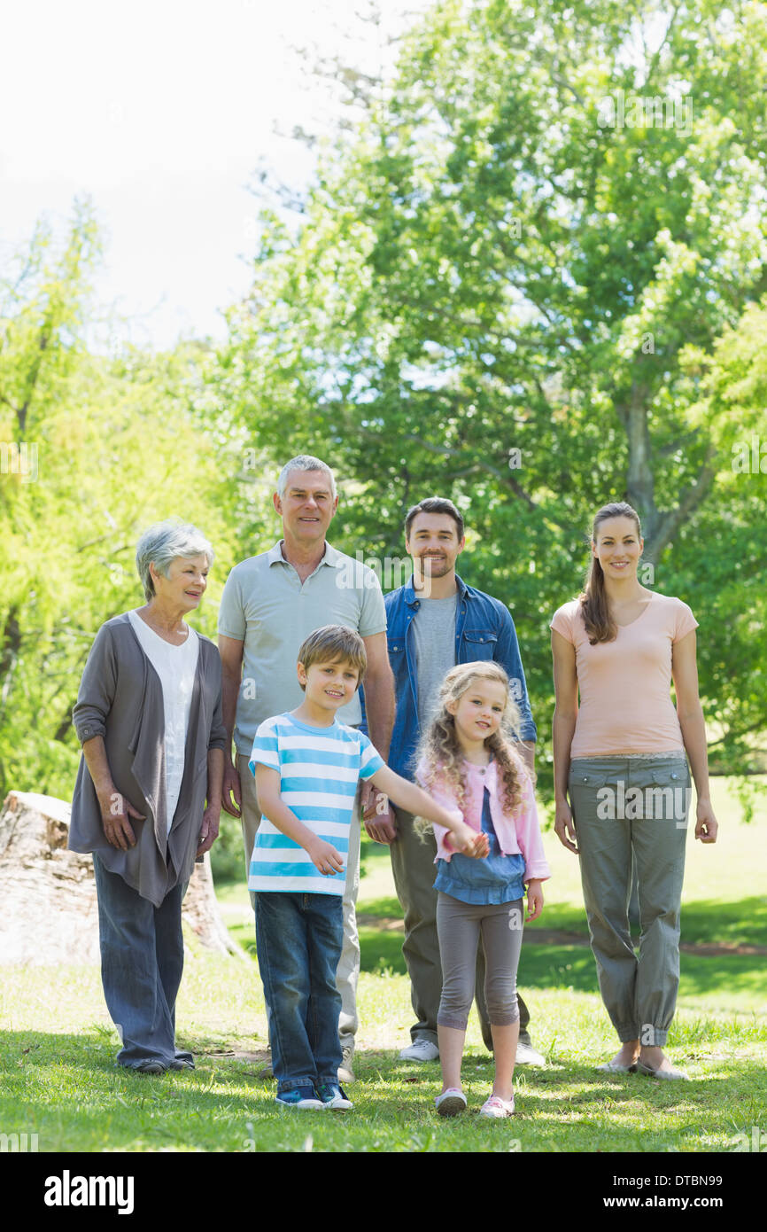 Happy erweitert Familie Wandern im park Stockfoto