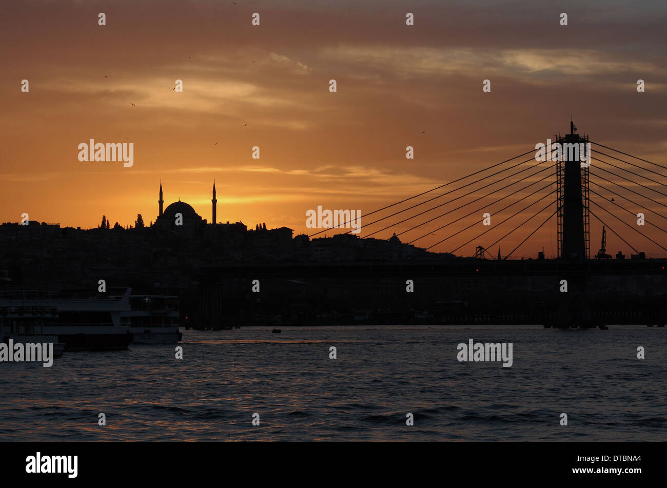 Silhouette der Fatih-Moschee bei Sonnenuntergang Stockfoto