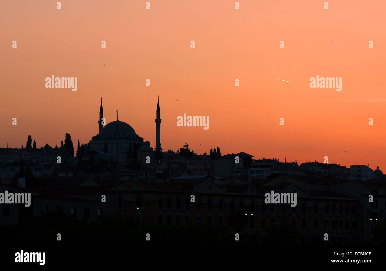 Silhouette der Fatih-Moschee bei Sonnenuntergang Stockfoto