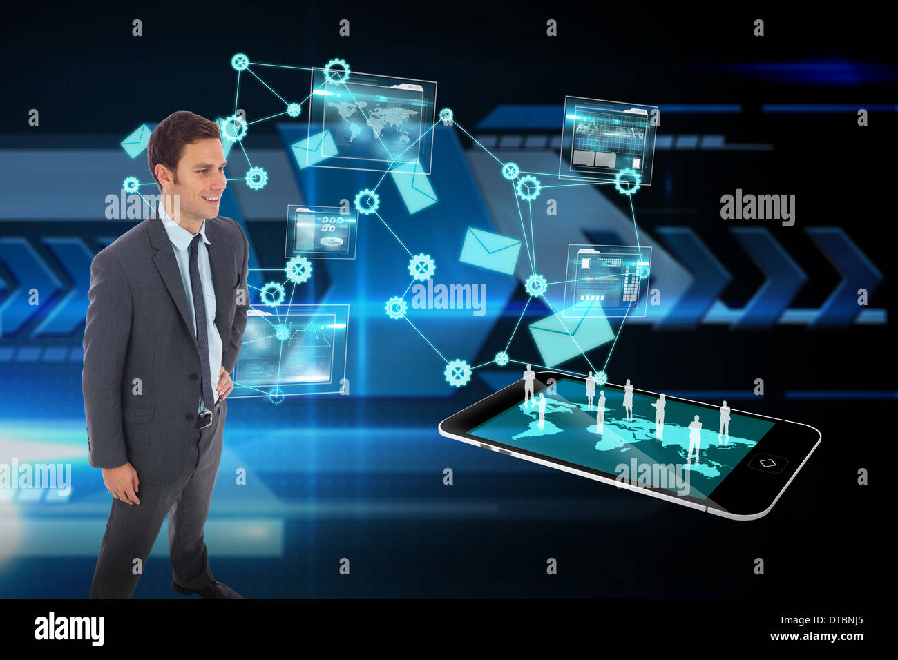 Zusammengesetztes Bild fröhlich Geschäftsmannes stehend mit Hand auf der Hüfte Stockfoto