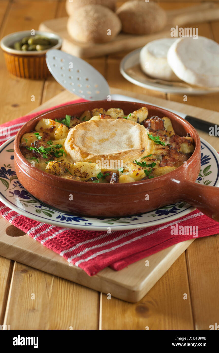 Tartiflette. Kartoffeln und Speck Gericht mit Reblochon Käse. Frankreich-Essen Stockfoto