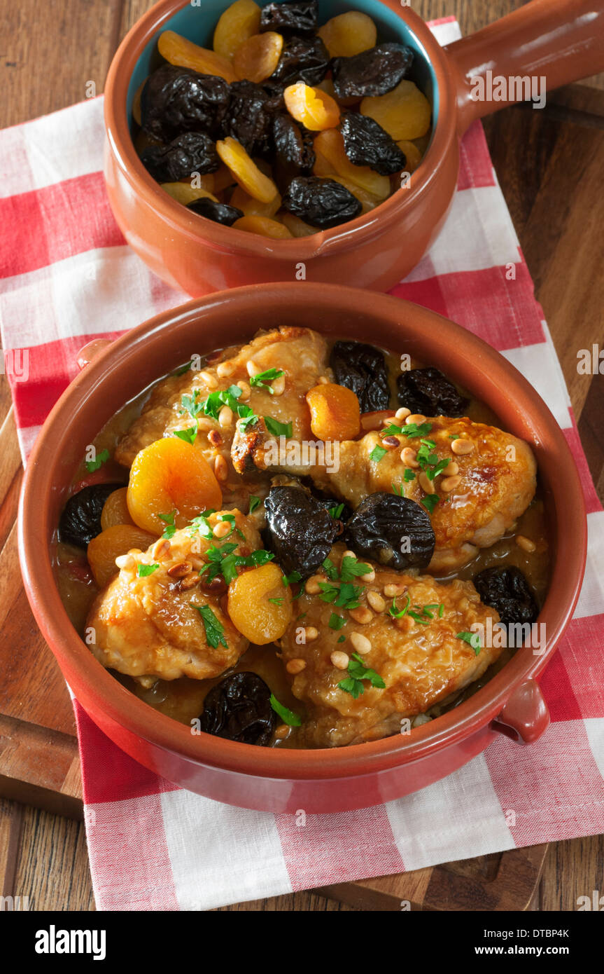 Pollo ein la Catalana. Katalanische Huhn mit getrockneten Früchten und Pinienkernen Spanien Essen Stockfoto