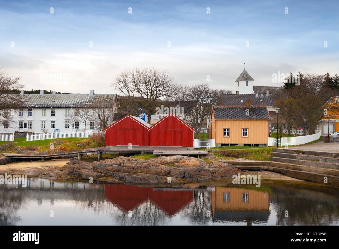 Bunte Holzhäuser im norwegischen Fischerdorf Stockfoto
