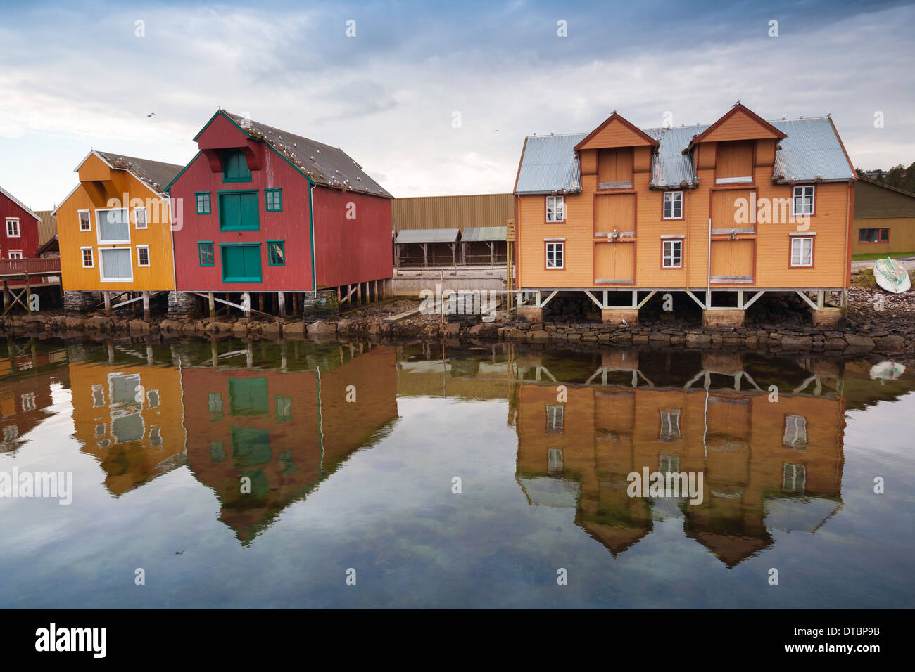Rote und gelbe Holzhäuser in kleinen norwegischen Dorf Stockfoto