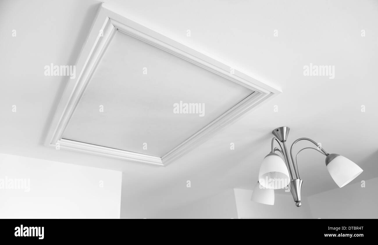 Bild einer Loft Schraffur im weißen gemalten Raum Stockfoto
