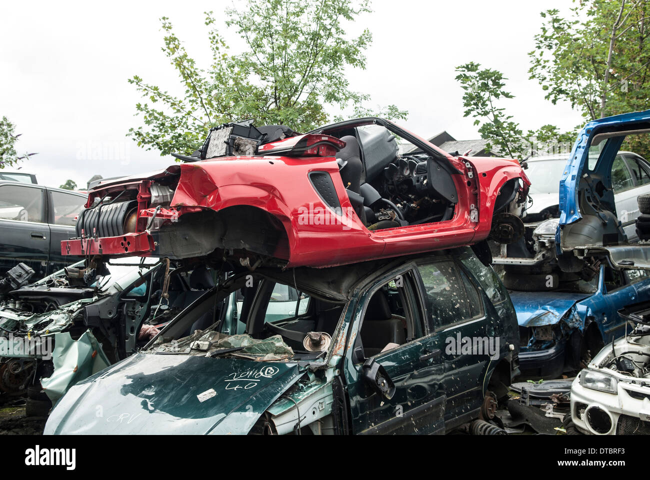 Zerquetschten Autos im Schrott Hof UK Stockfoto