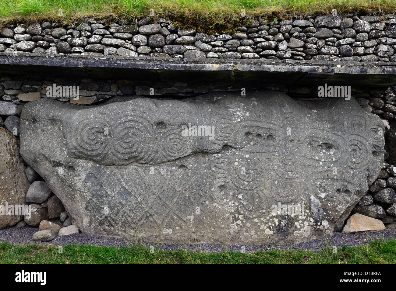 Newgrange Bordsteinkante 52 Bordsteinkante Detail Closeup enge geschnitzten Schnitzereien aus Stein Newgrange neolithischen Durchgang Grab komplexe Irland Stockfoto