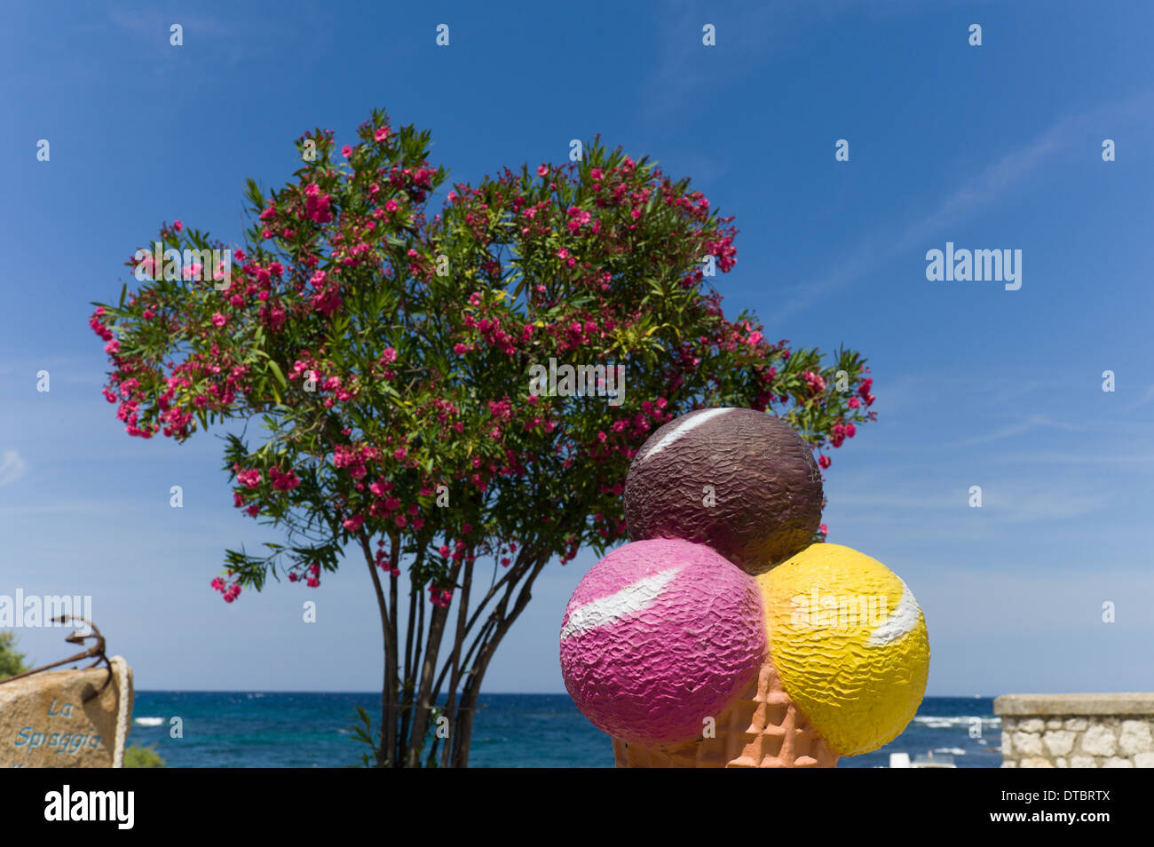 Kunststoff-Eis auf den Strand von Santa Lucia Stockfoto