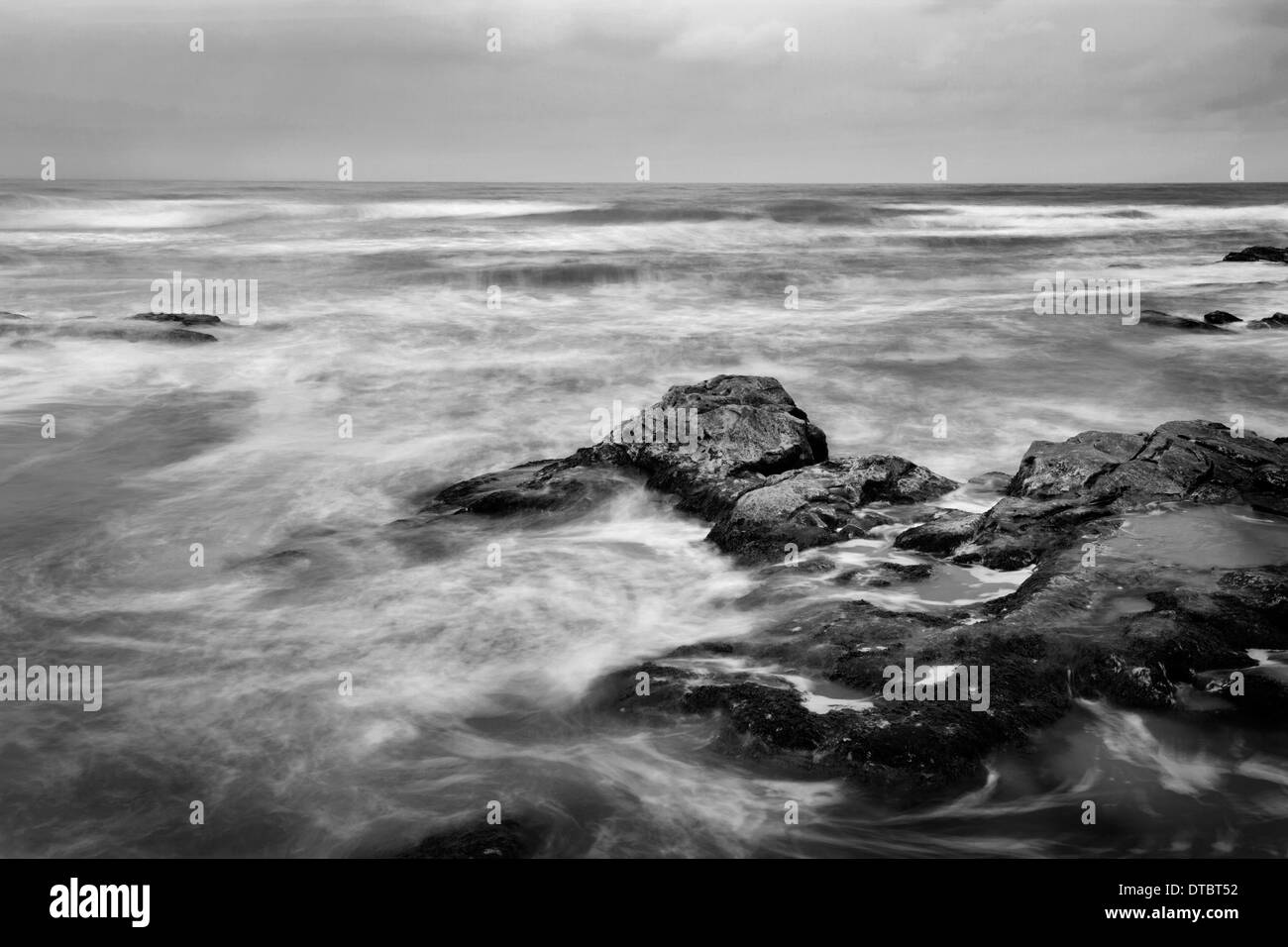 Felsen und Wellen bei Doo Craigs St Andrews, Fife Schottland Stockfoto