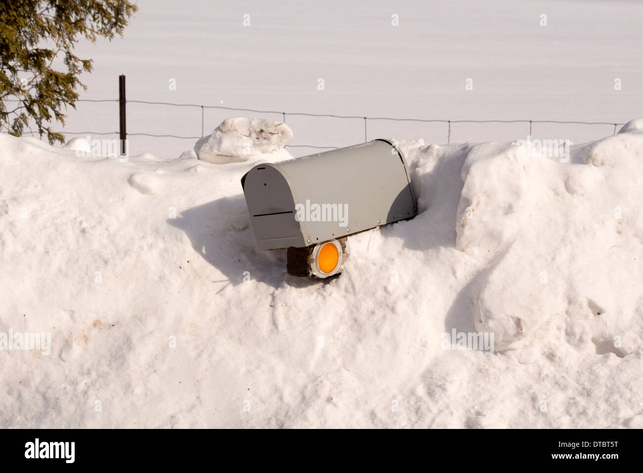 Land-Postfach fast fallenden Schneeverwehungen nach Straße wird gepflügt Stockfoto