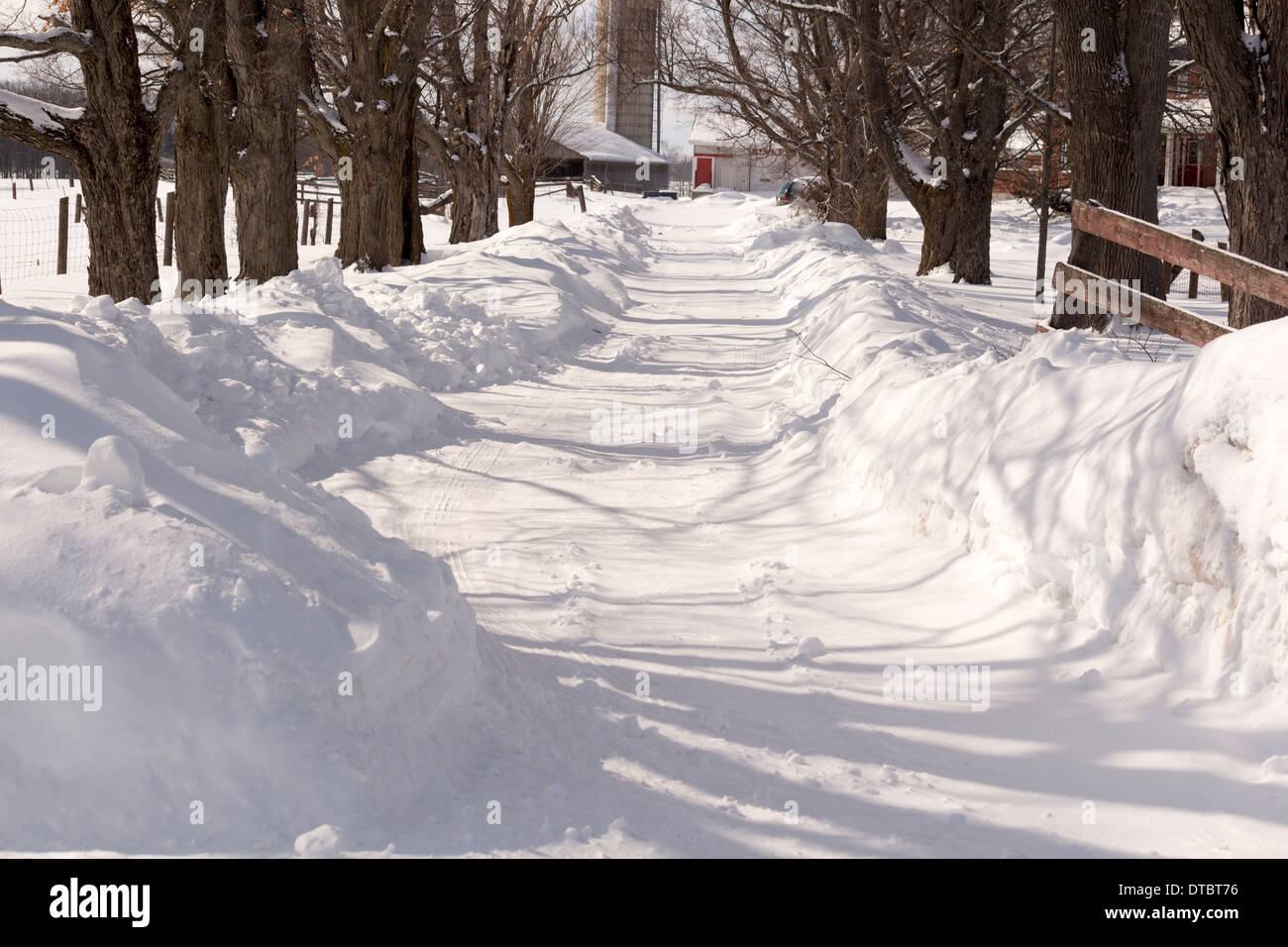 Schnee bedeckte Hof Einfahrt mit großen Drifts auf beiden Seiten Stockfoto