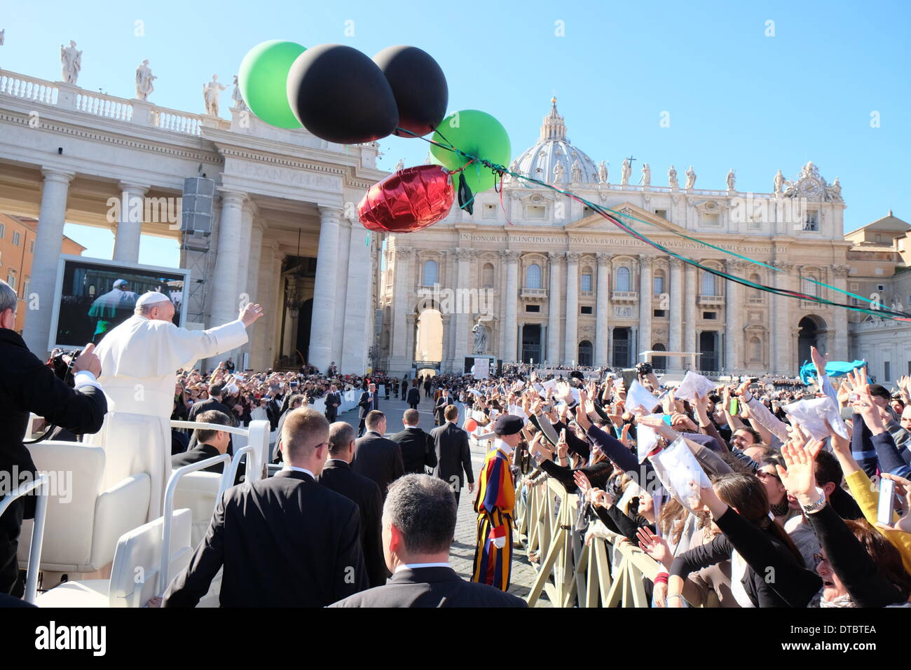 Petersplatz, Vatikan, Rom, Italien. 14. Februar 2014. Der Papst lud Brautpaare St. Valentines Tag Withim zu verbringen, die Tausende von Paaren aus der ganzen Welt besuchen St. Petersplatz Papst Francis am Valentinstag hören. Bildnachweis: Wirklich einfach Star/Alamy Live-Nachrichten Stockfoto