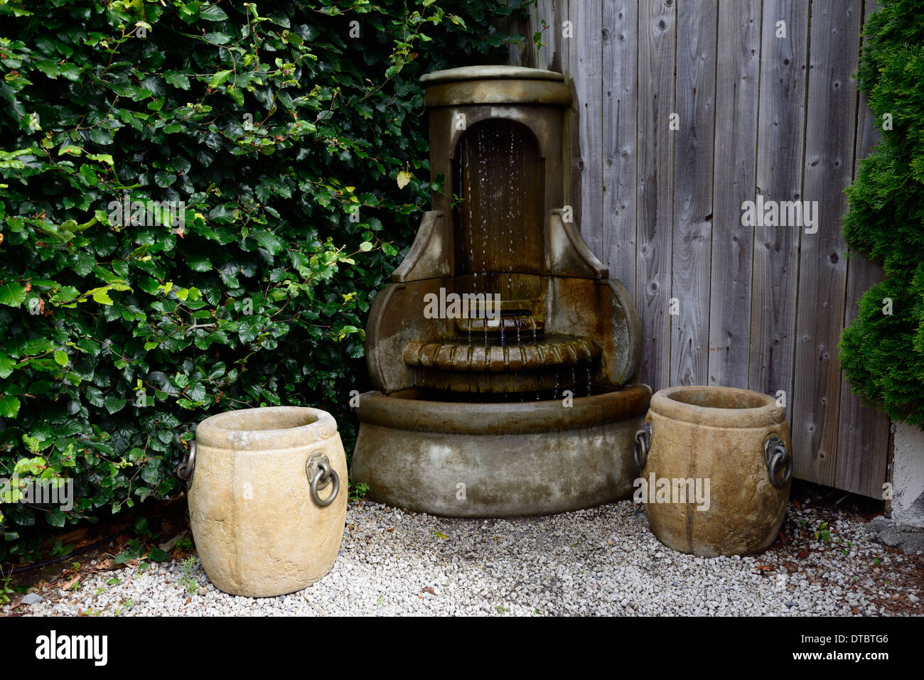 Wasser-Brunnen Feature Ecke Platzierung Gartengestaltung Garten Landesausstellung im Zentrum kilquade Stockfoto