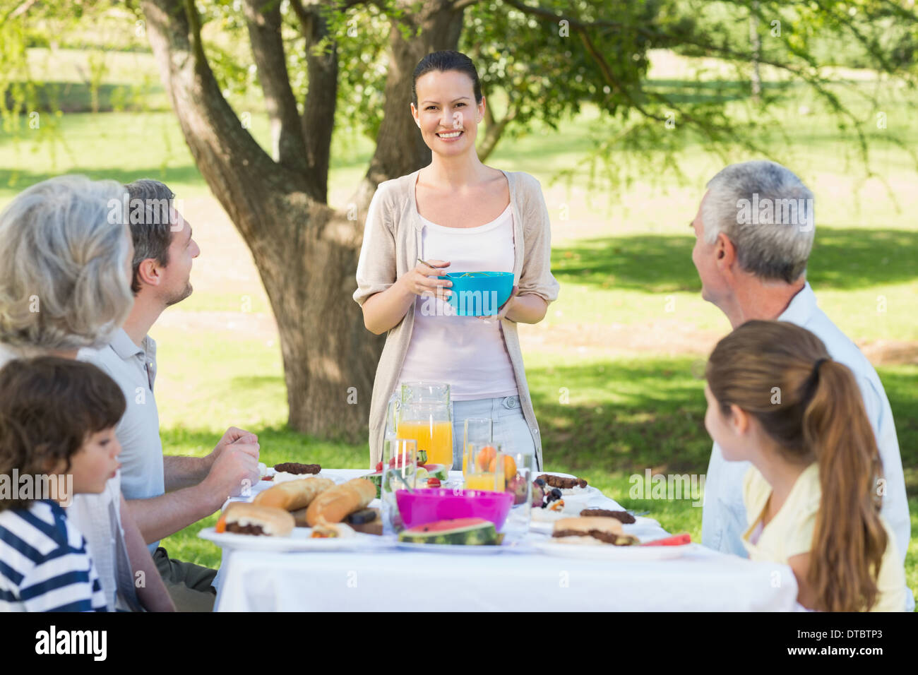 Großfamilie mit Mittagessen in Rasen Stockfoto