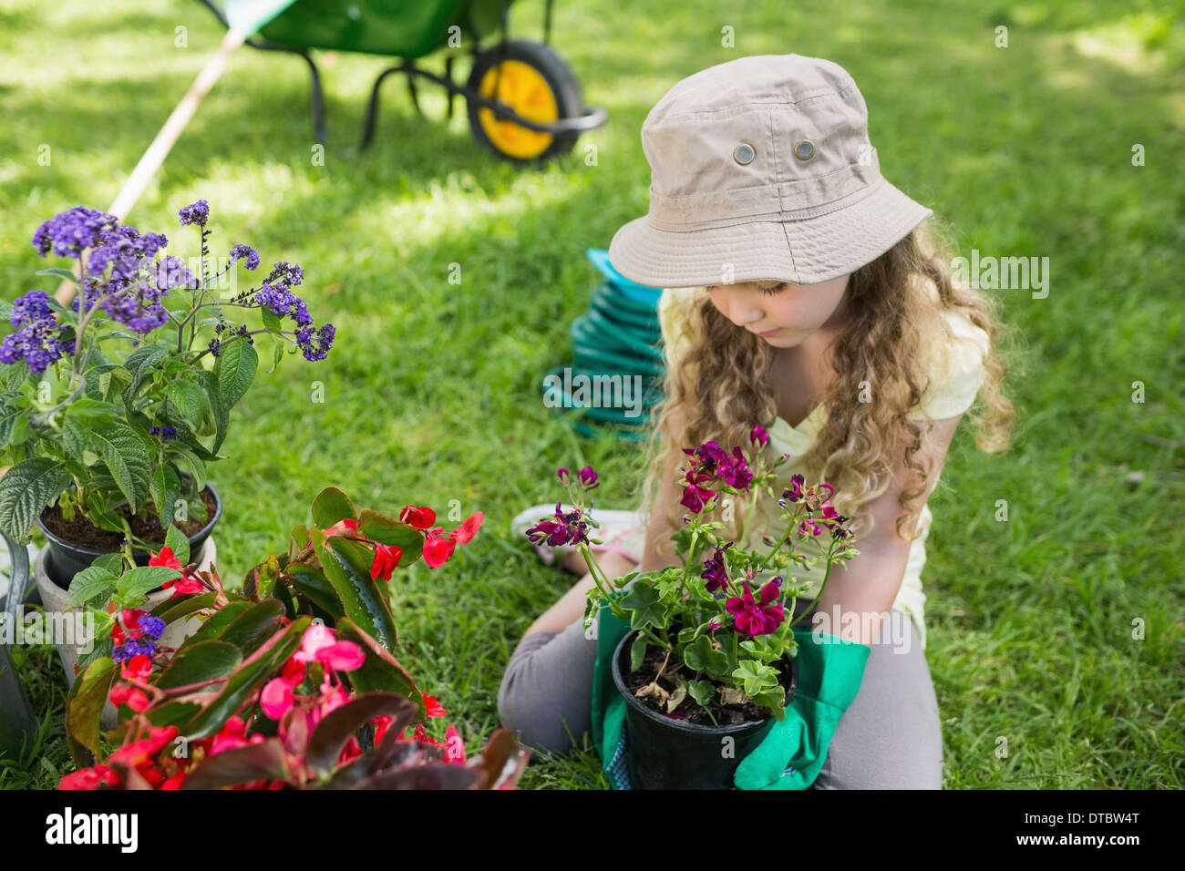 Kleine junge Mädchen engagiert bei der Gartenarbeit Stockfoto