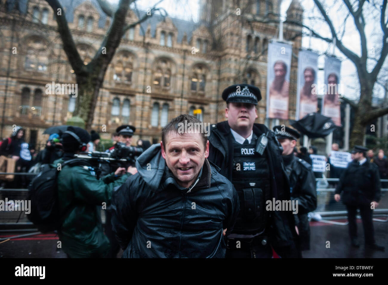 London, UK - 14. Februar 2014: Britain First Unterstützer wird verhaftet, als muslimische Aktivisten im Zentrum von London zur Unterstützung der Muslime, die angeblich in der Zentralafrikanischen Republik (Auto) von christlichen Bürgerwehr bekannt als Anti-Balaka geschlachtet demonstrieren. Bildnachweis: Piero Cruciatti/Alamy Live-Nachrichten Stockfoto