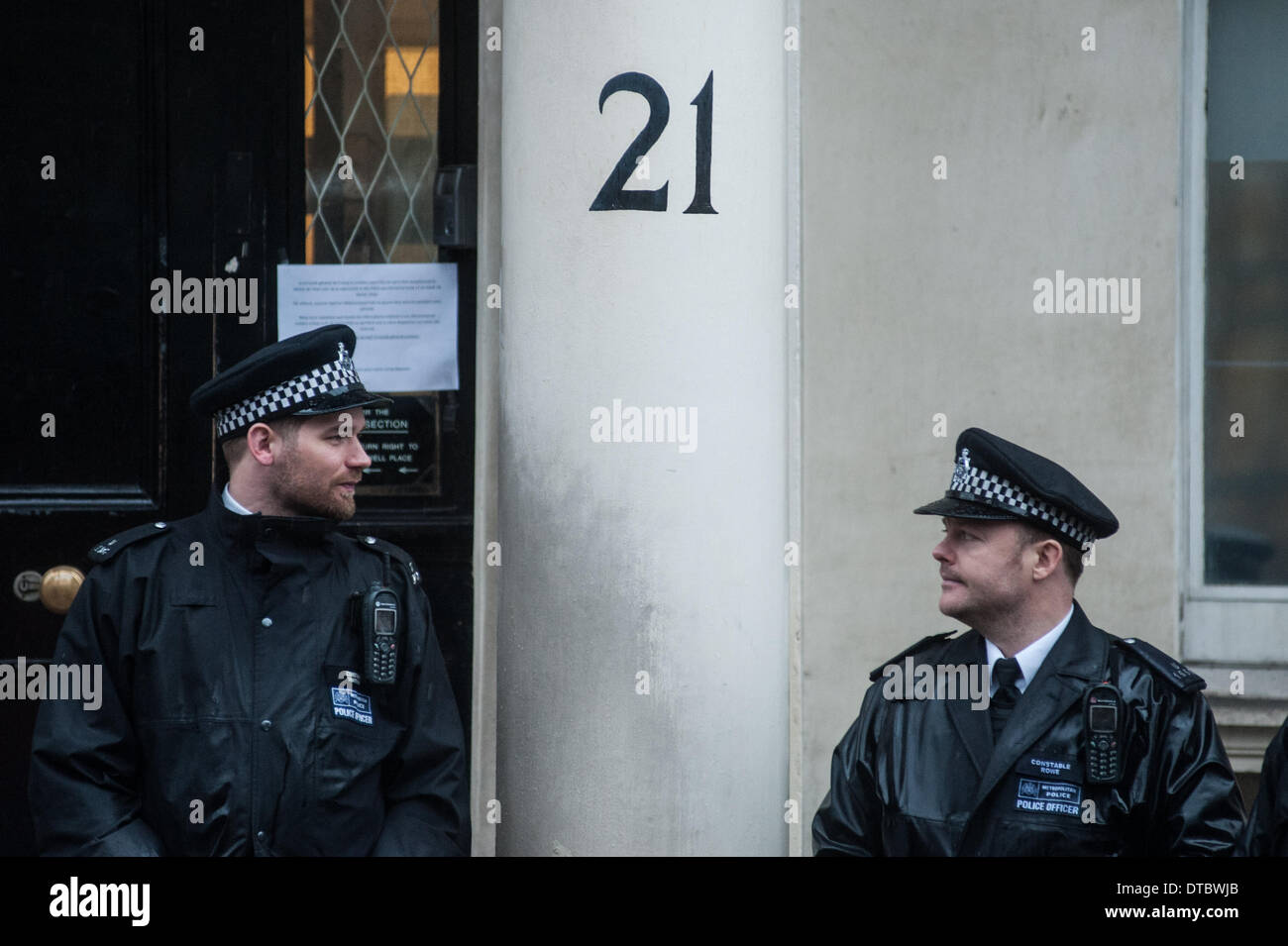 London, UK - 14. Februar 2014: Polizisten steht vor der französischen Botschaft Türen als muslimische Aktivisten und Großbritannien erste Unterstützer demonstrieren in Central London Credit: Piero Cruciatti/Alamy Live News Stockfoto