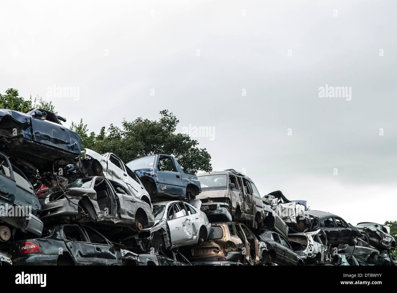 Zerquetschten Autos im Schrott Hof UK Stockfoto