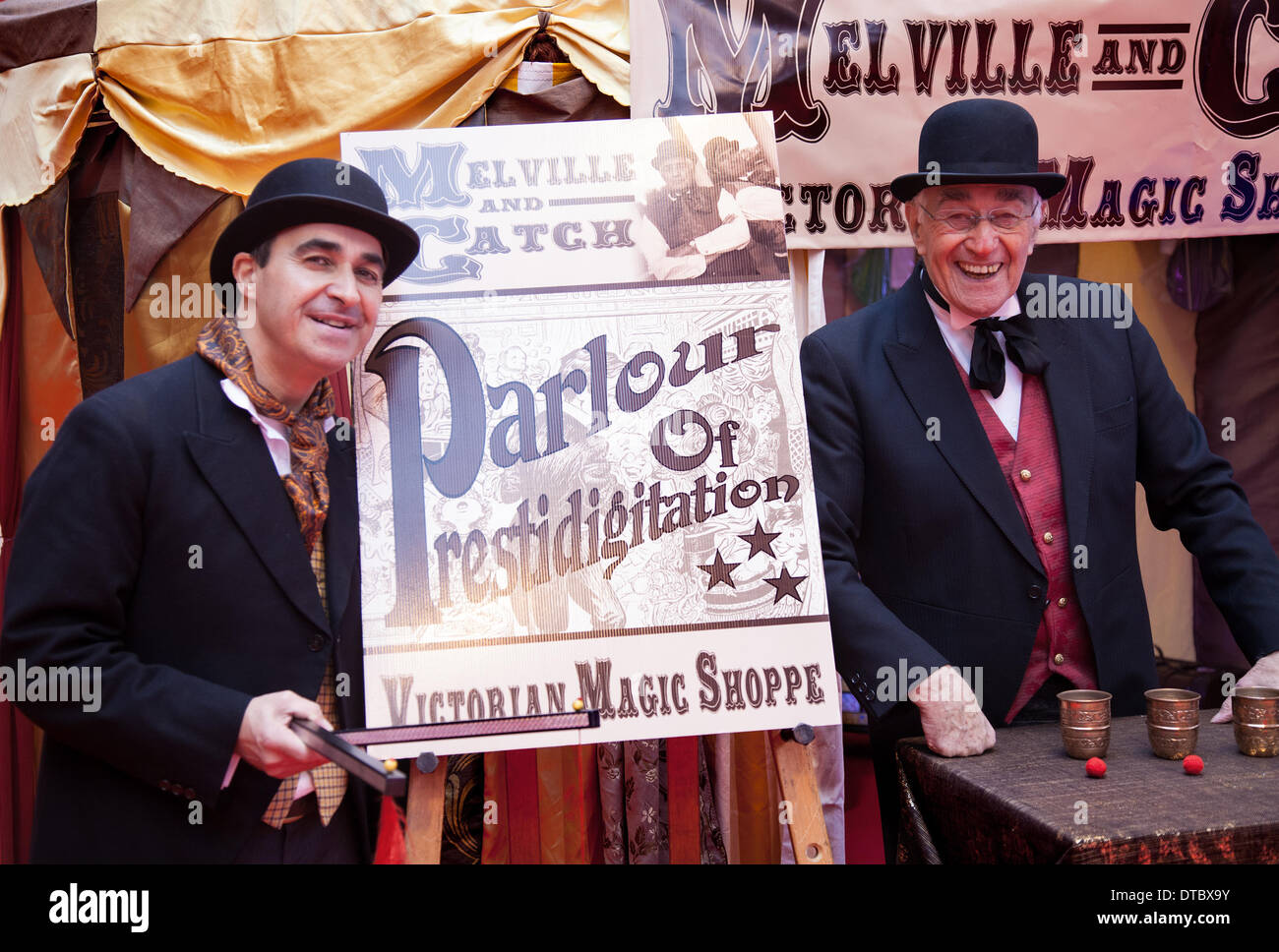 „Salon der Prestige“ viktorianischer Entertainer beim jährlichen Festival von Zirkus, Magie und neuer Vielfalt in Blackpool. Auf dem zehntägigen Festival der Magie, dem Showzam, werden die berühmten Wahrzeichen von Blackpool von Seiltännern, Zauberern und Straßenkünstlern überrannt. Das Festival findet jedes Jahr in Blackpool statt, einem außergewöhnlichen und einzigartigen Festival, das eine Reihe hochkarätiger Künstler, Straßenkünstler, Zirkus, Magie und neue Vielfalt umfasst und noch nie zuvor in der Stadt ausgestellte Acts umfasst. Stockfoto