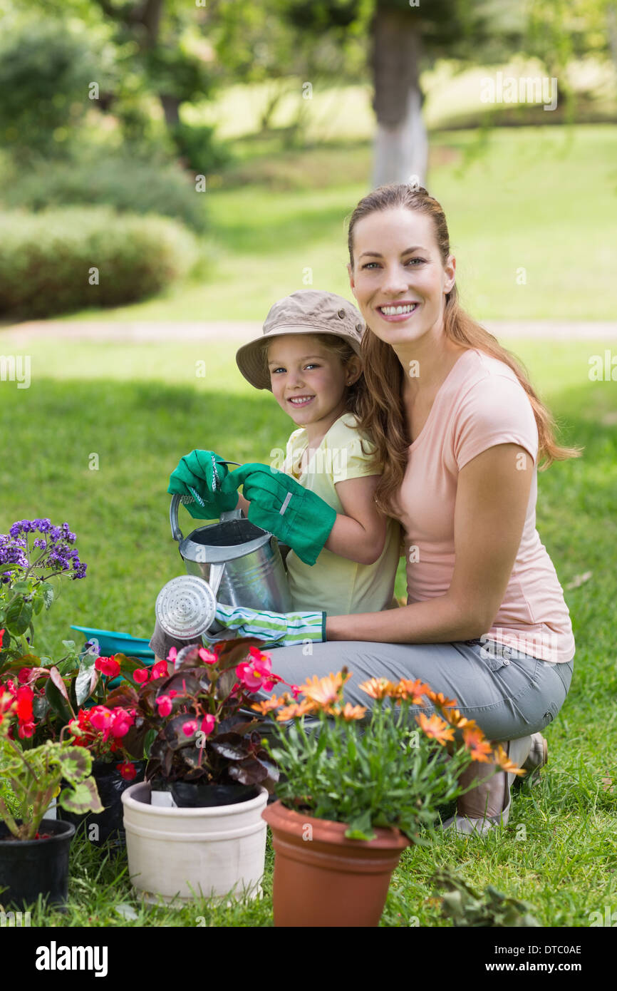 Mutter und Tochter engagiert bei der Gartenarbeit Stockfoto