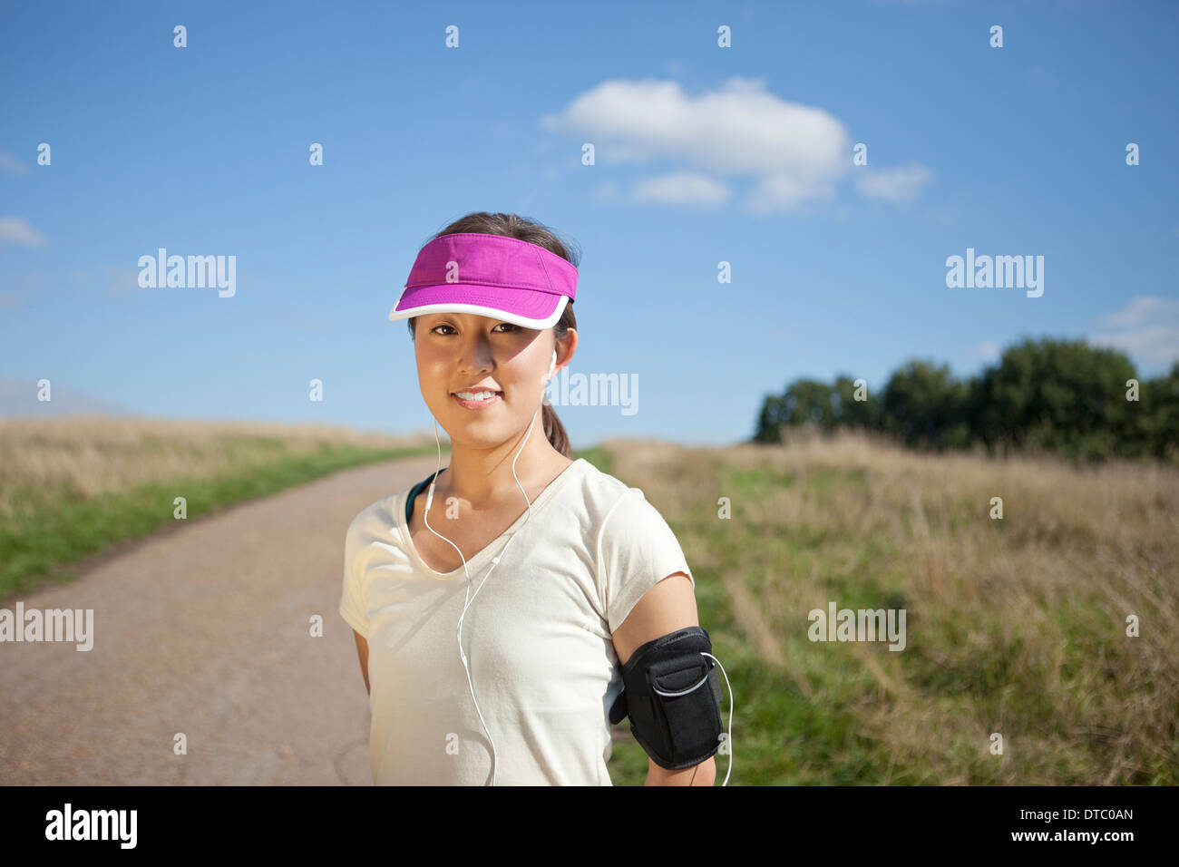 Porträt der jungen weiblichen Läufer auf Feldweg Stockfoto