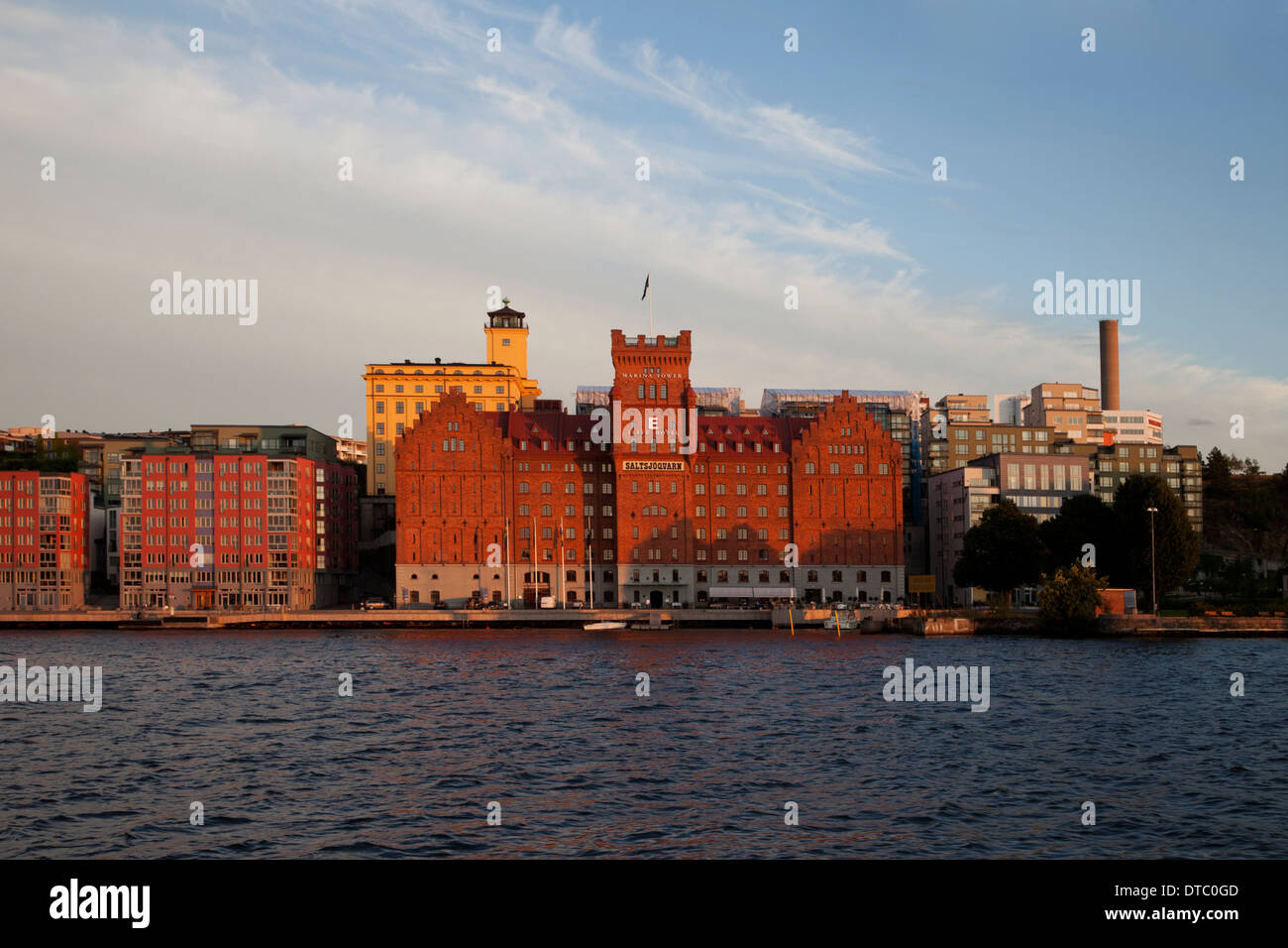 Gebäude der Stadt und Seenlandschaft während der Dämmerung in Stockholm, Schweden. Stockfoto
