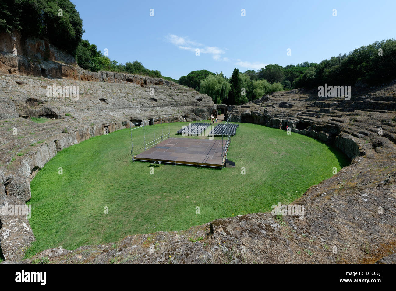 Elliptische Amphitheater Ansicht ausgeschnitten Felsvorsprung Tuffstein in Sutri Italien Amphitheater geglaubt zu haben Stockfoto