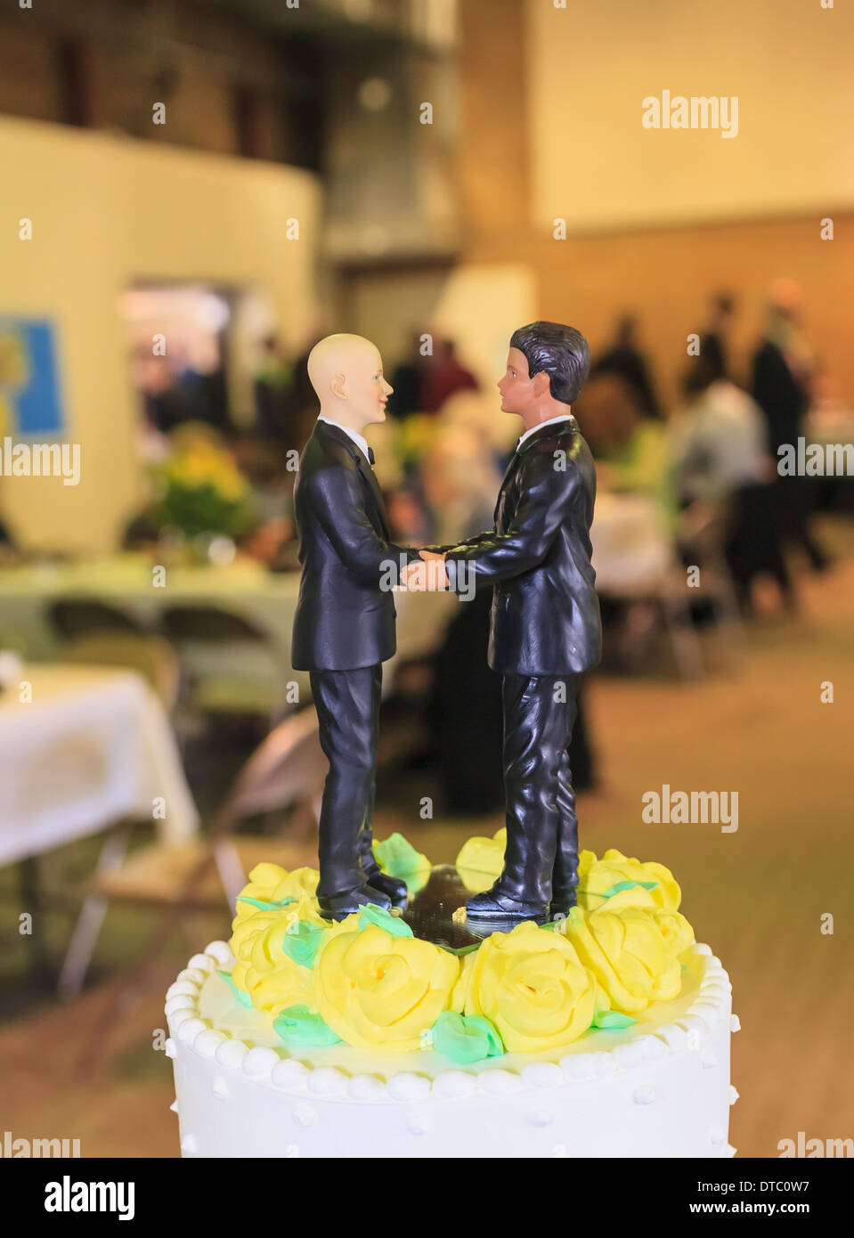 Zwei männliche Figuren auf Hochzeit Kuchen an der Rezeption Stockfoto
