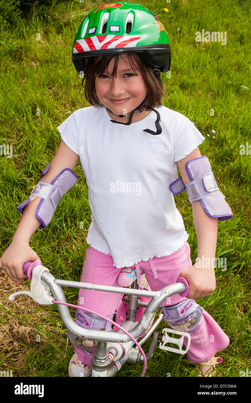 Glücklich, stolz, lächelnden fünf Jahre altes Mädchen lernen, mit dem Fahrrad. Stockfoto