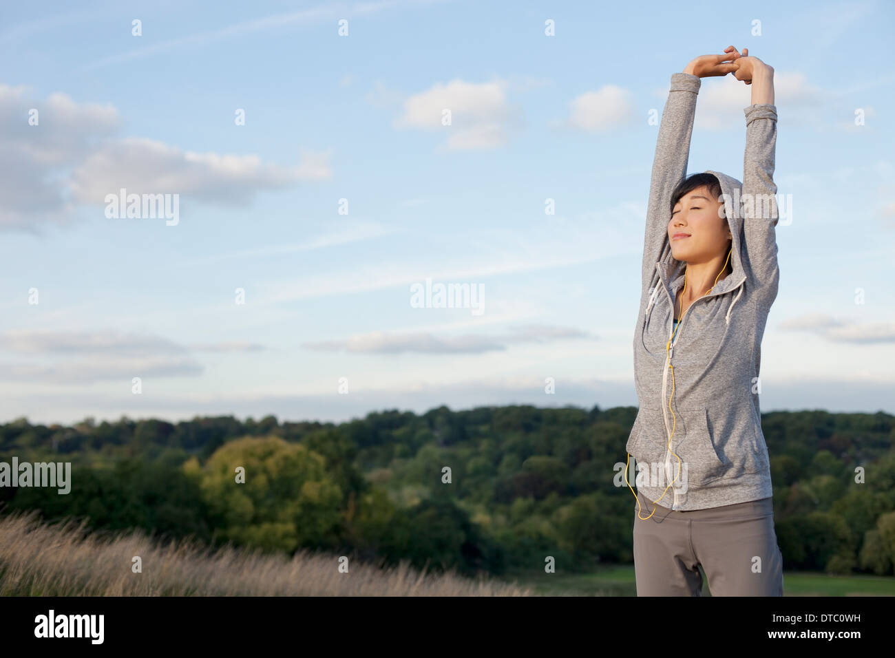 Junge weibliche Läufer Strecken Arme Stockfoto