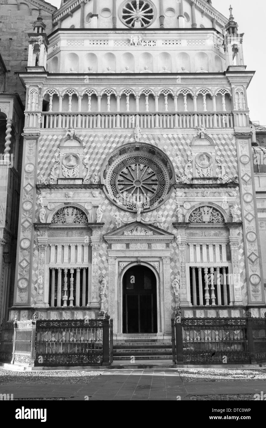 Bergamo - Portal der Colleoni Kapelle durch die Kathedrale Santa Maria Maggiore in Oberstadt Stockfoto