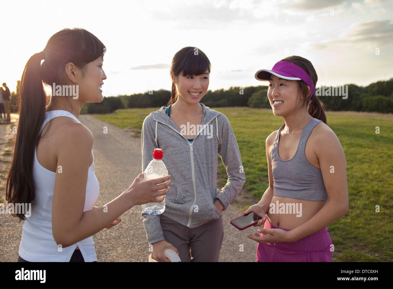 Drei junge Damen im Chat nach Ausführung Stockfoto