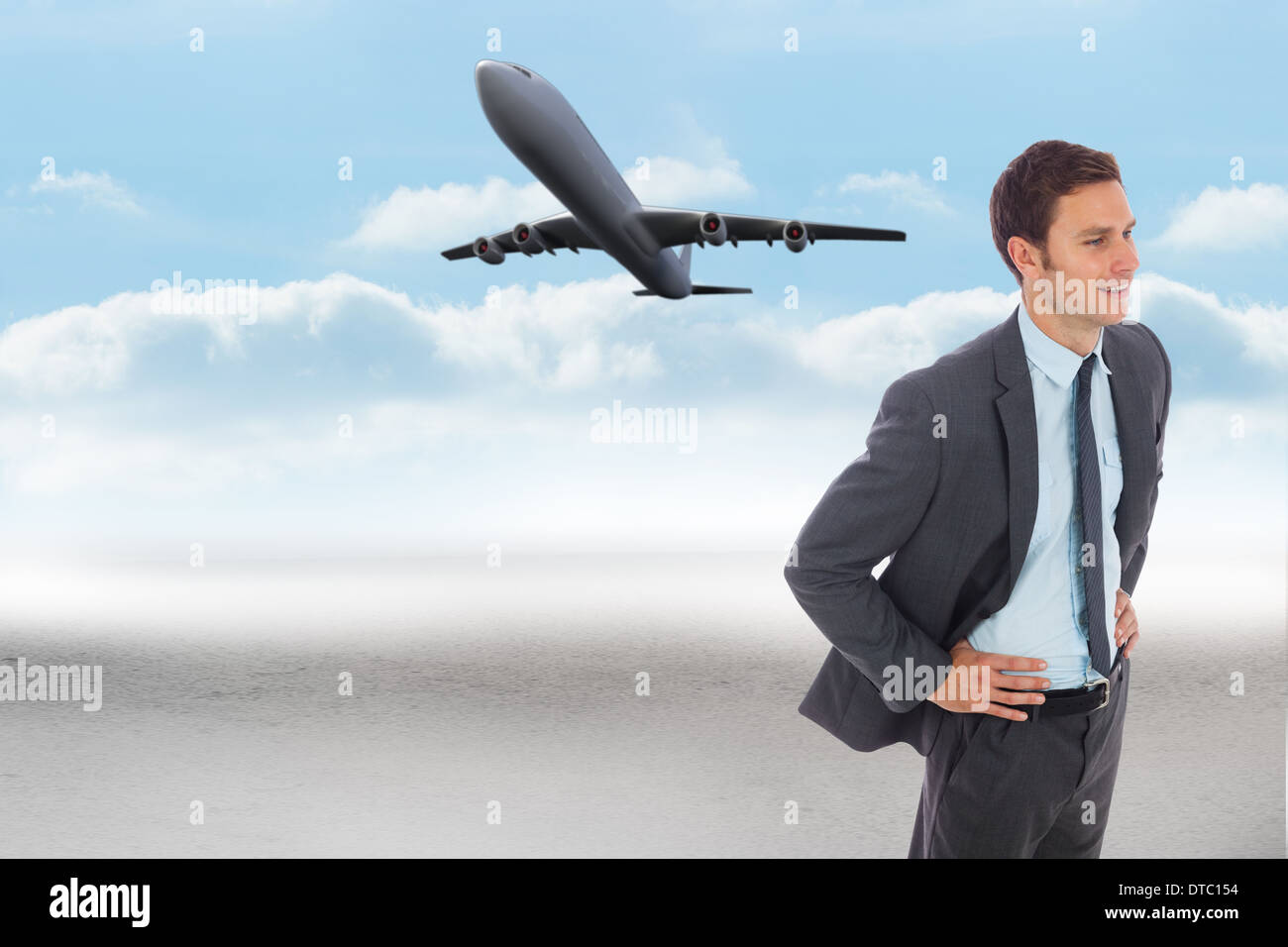 Zusammengesetztes Bild fröhlich Geschäftsmannes stehend mit Hand auf der Hüfte Stockfoto