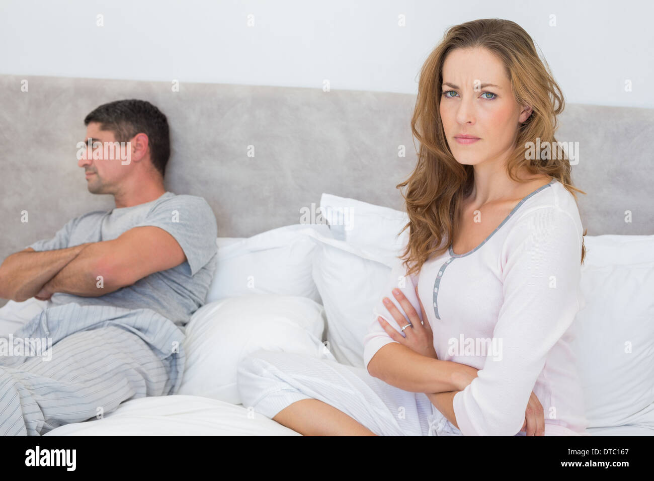 Böse Frau mit Mann im Bett Stockfoto