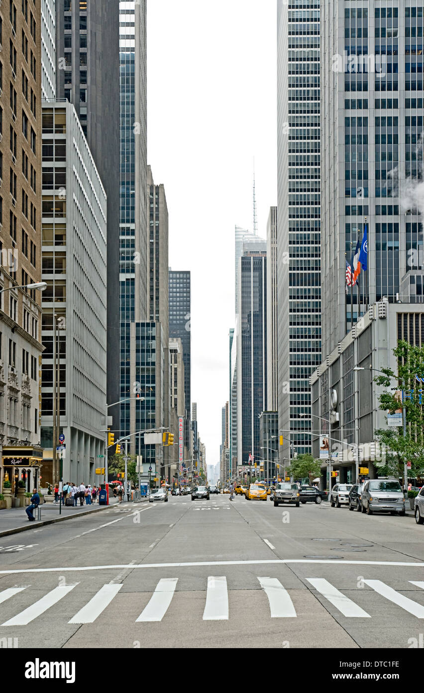 Leeren urbanen Straßenbild auf Avenue of the Americas in New York City. Stockfoto