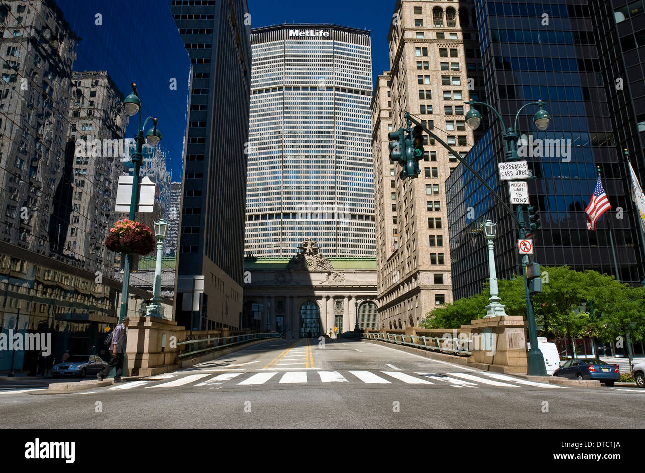 Park Avenue in New York City mit Blick auf den Grand Central Terminal und das MetLife Building. Stockfoto