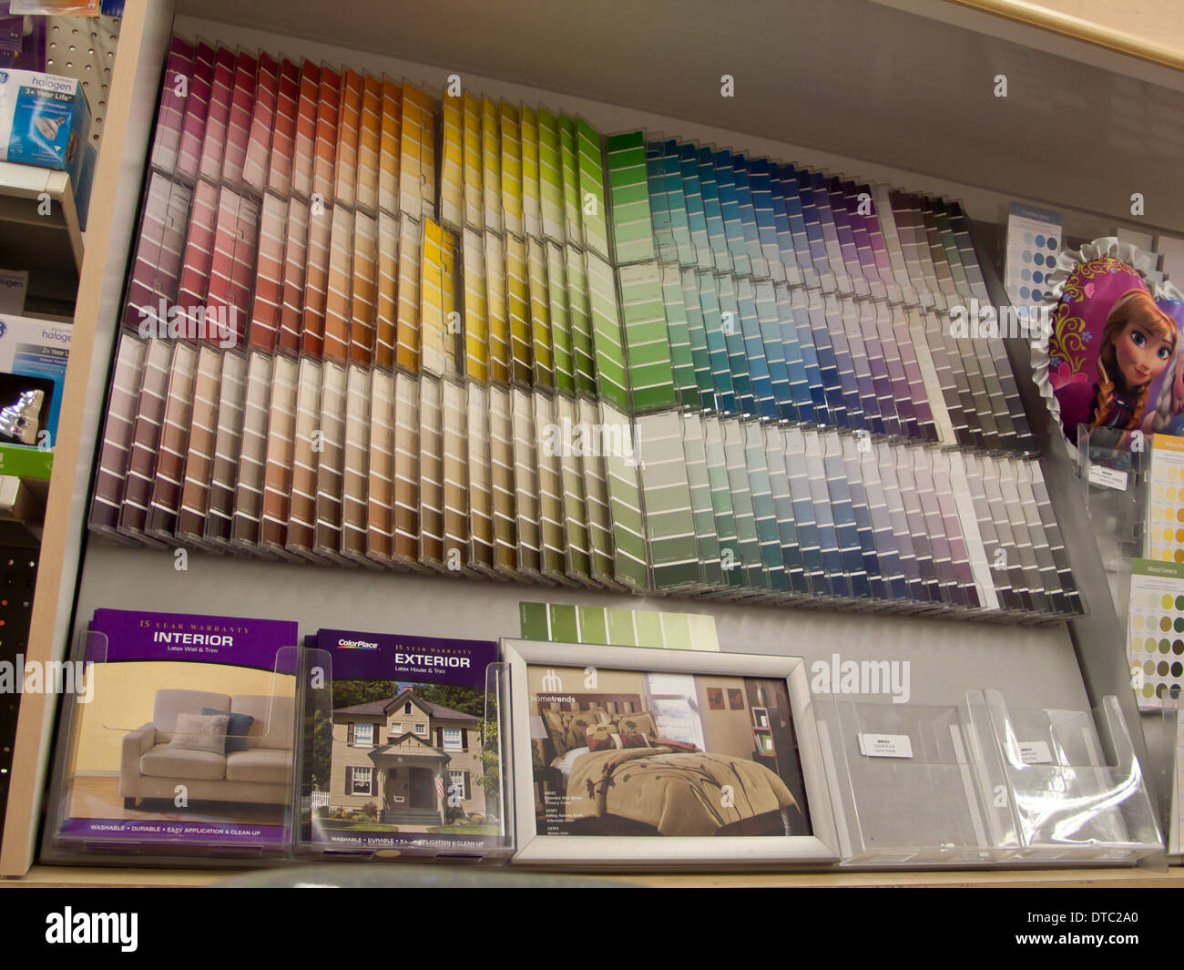 Farbmuster für Farbe bei einem Walmart Stockfoto