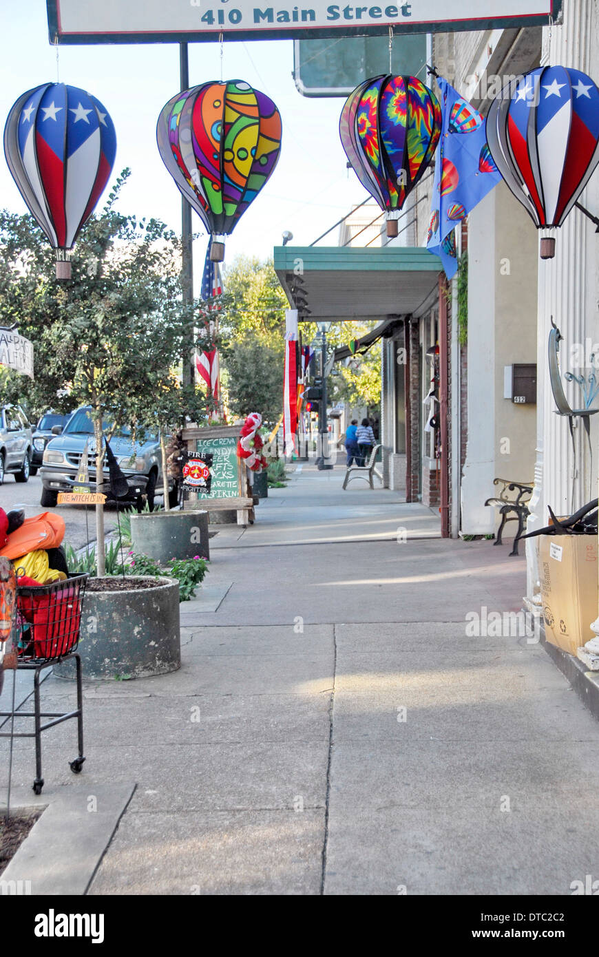 Main Street in Natchez am Mississippi River mit Luftballons während der großen Mississippi River-Ballon-Wettfahrt Stockfoto