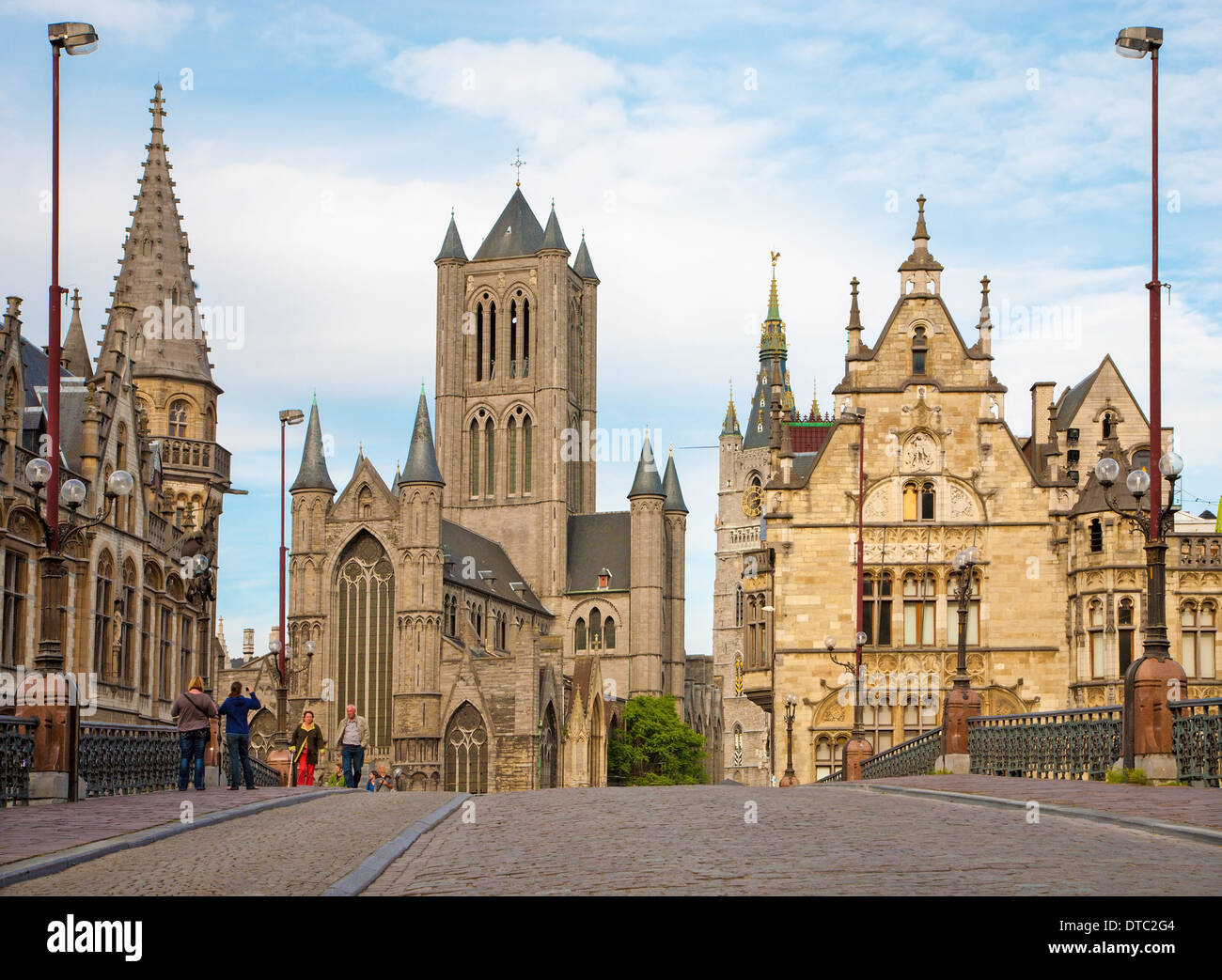 GENT, Belgien - 24. Juni 2012: Blick vom St.-Michaels-Brücke-Nikolaus-Kirche und Rathaus. Stockfoto