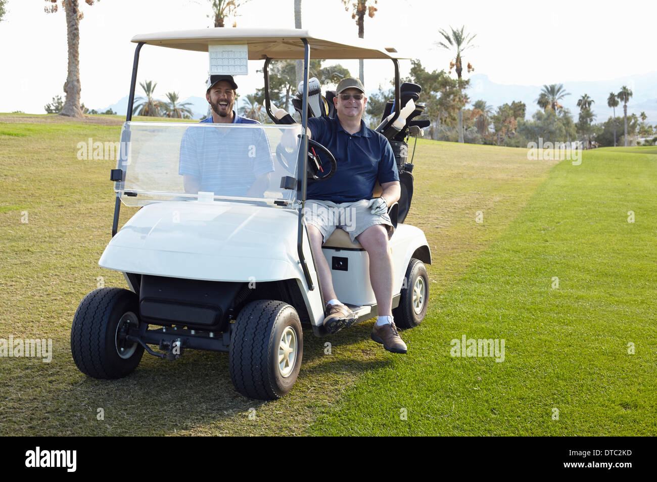 Porträt von zwei männlichen Golfer im Golfbuggy Stockfoto