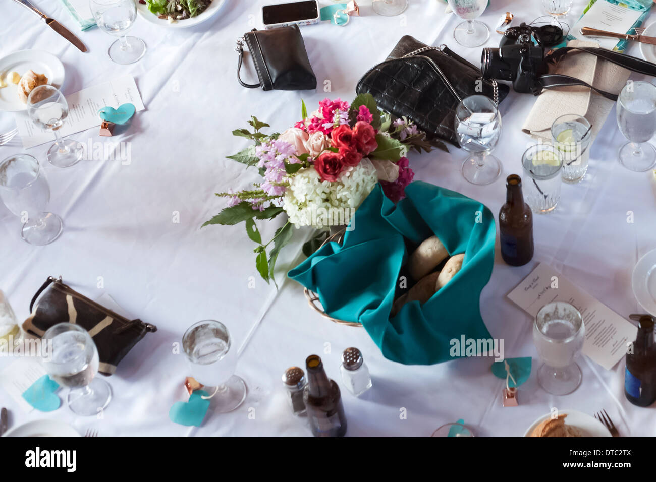 Stillleben mit Hochzeitstafel Empfang mit Getränken und Geldbörsen Stockfoto