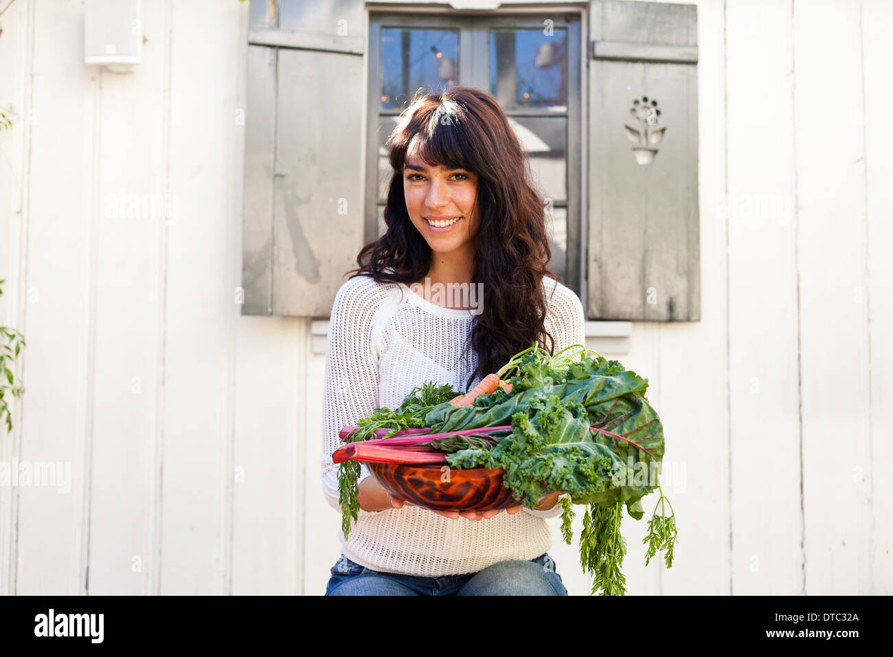 Porträt der jungen Frau hält einheimische Gemüse Stockfoto
