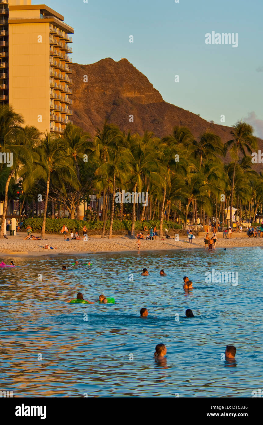 Diamond Head Krater oben Kuhio Beach Park, Waikiki Beach, Honolulu, Oahu, Hawaii Stockfoto